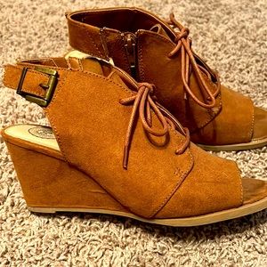 Womens brown suede wedges. Super cute!! Euc.